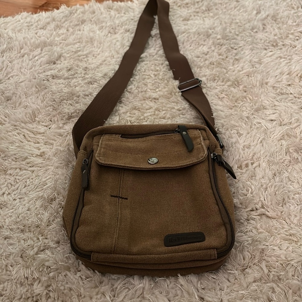 Bag 💼 for men or women. Clean, lots of pockets and zippers. Adjustable strap.